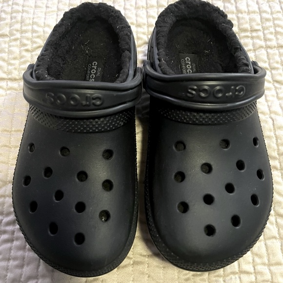 fuzzy crocs size 6 womens